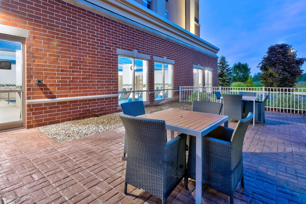 Hampton Inn and Suites Flint-Grand Blanc 3/46