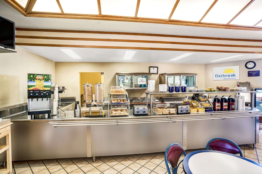 Days Inn & Suites by Wyndham Fullerton 19/26
