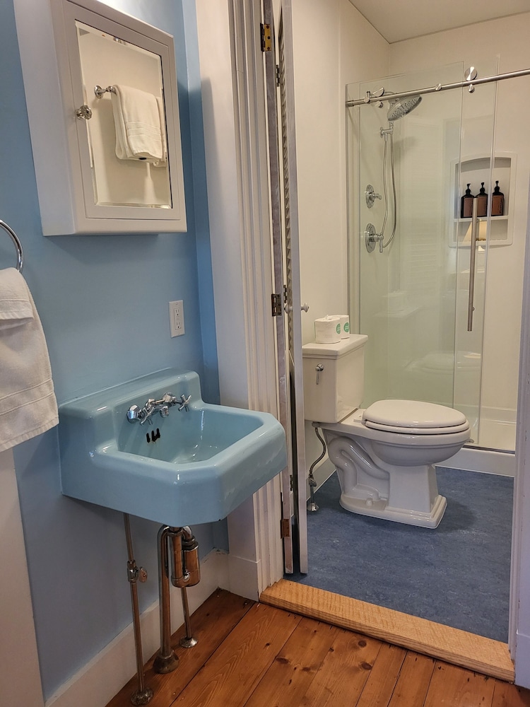Harbourside Inn 48/50