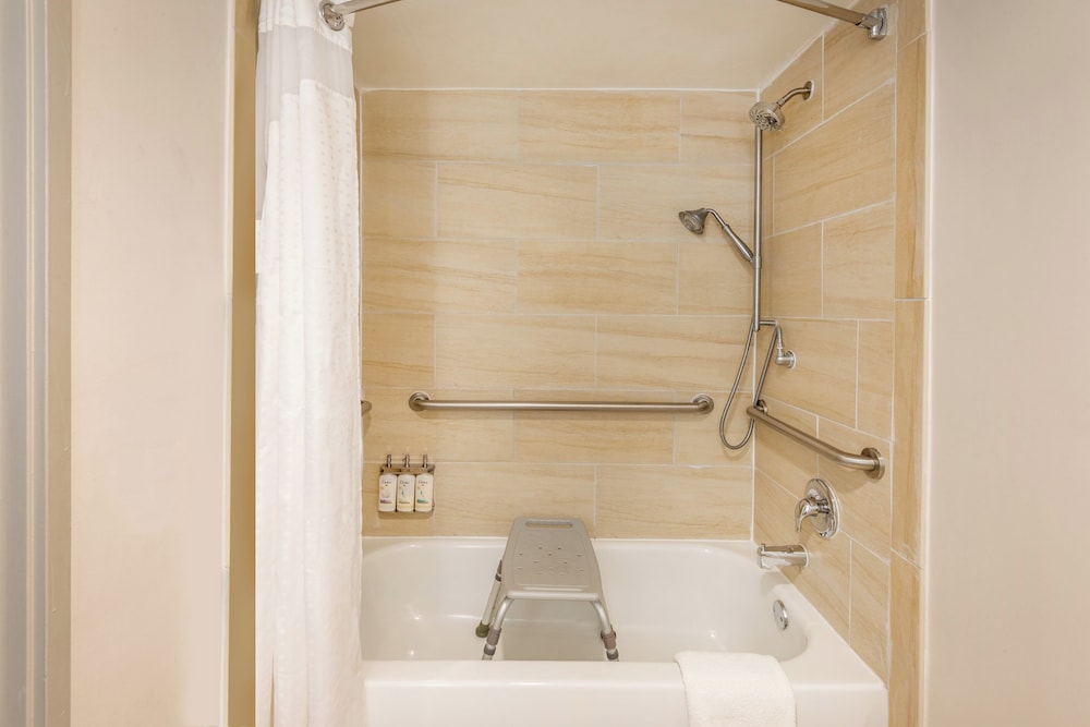 غرفة قياسية بسرير كوين بحوض استحمام لذوي الإعاقة، Holiday Inn Express Philadelphia Ne - Bensalem 7/7