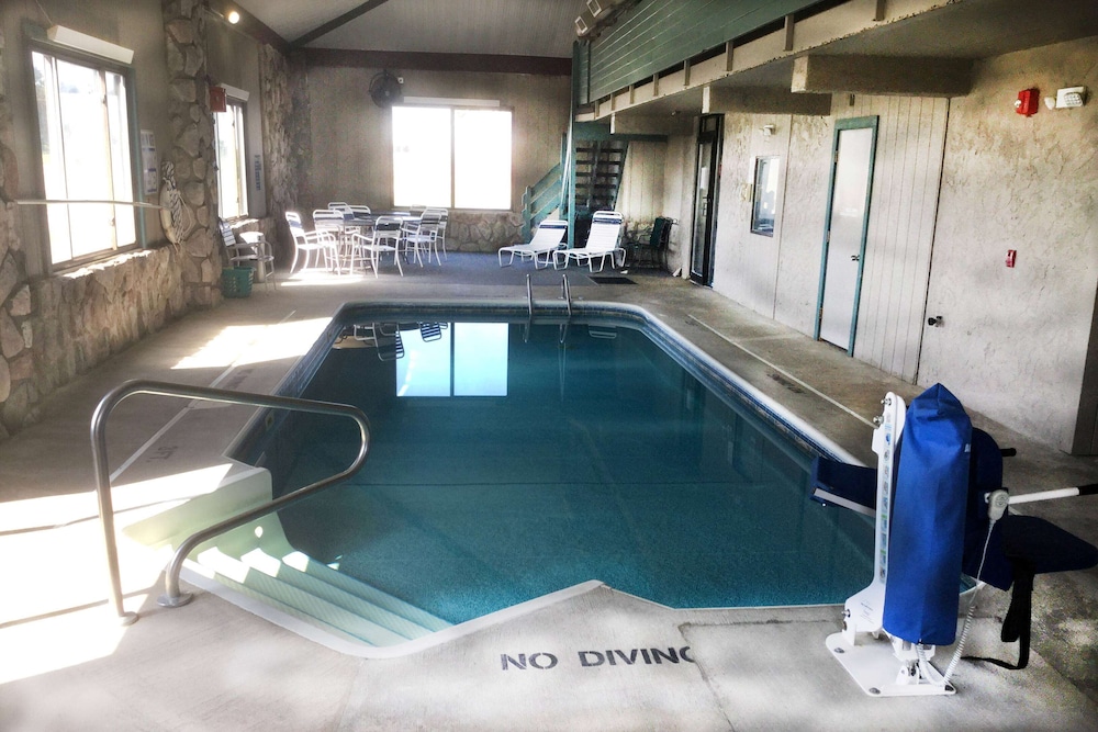 Super 8 by Wyndham Petoskey 6/21