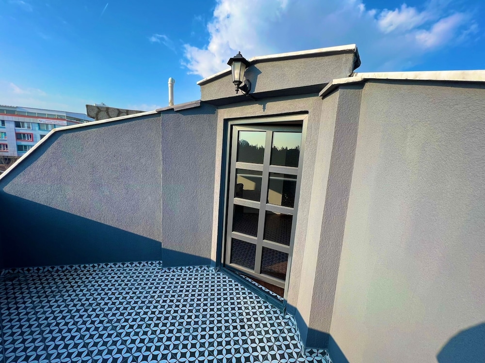 Beta Hotel 2/37