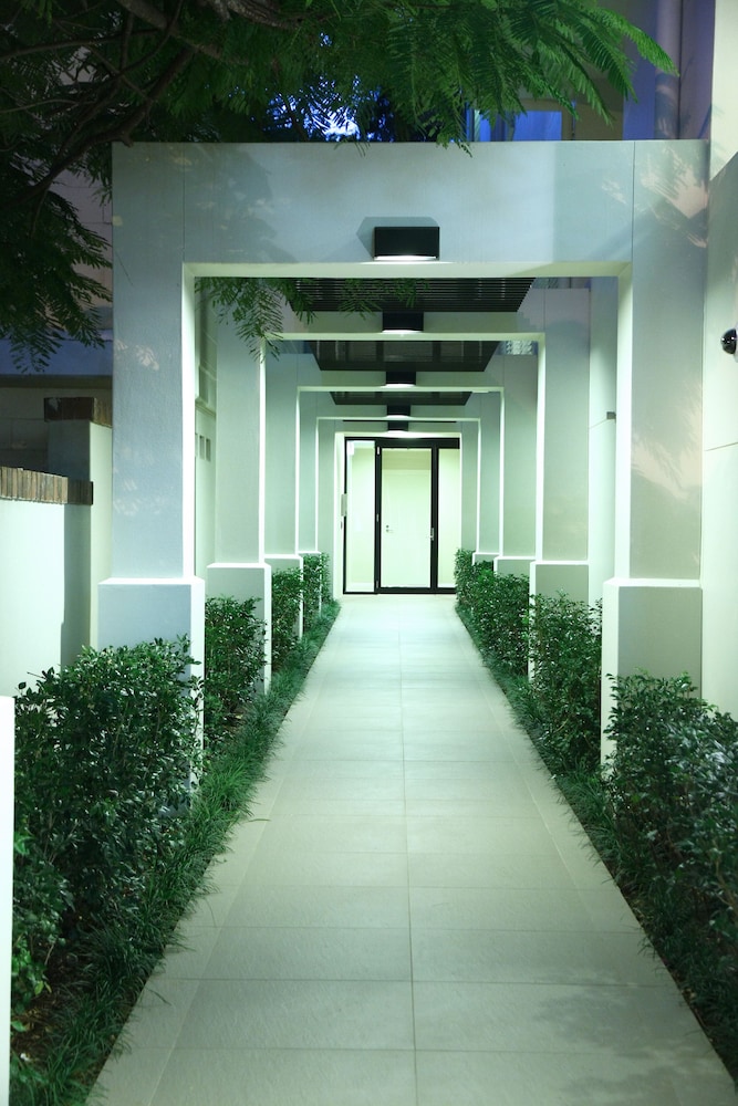 DOMAIN SERVICED APARTMENTS 46/52