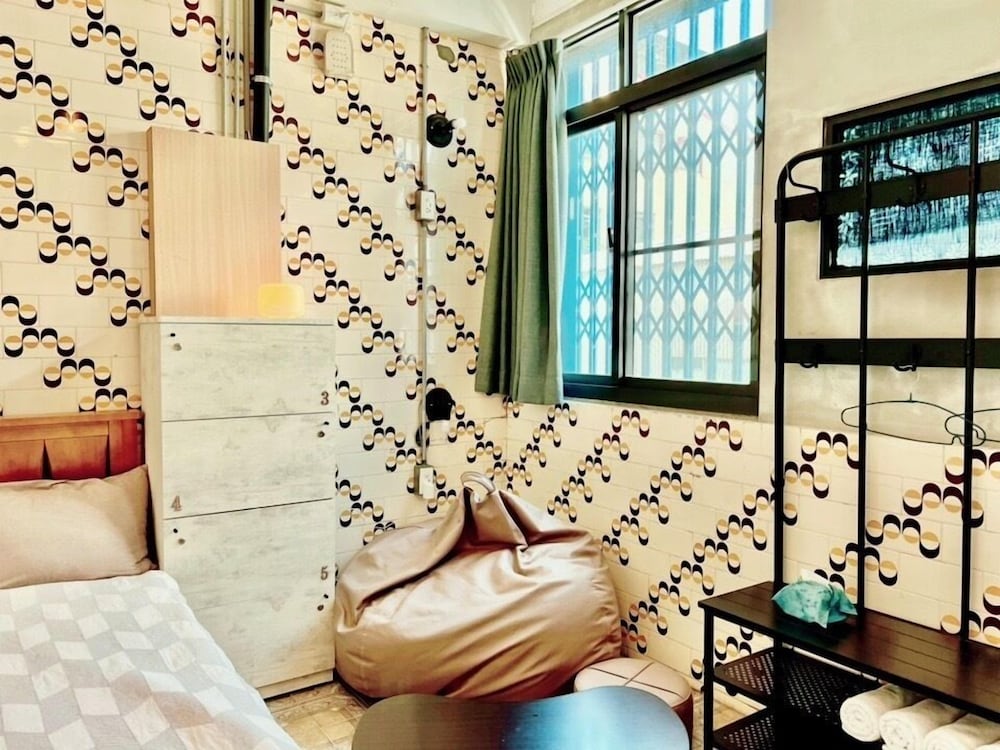 Local Backpacker Hostel 50/50