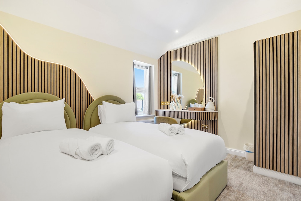 LUXURY, TWIN BEDS