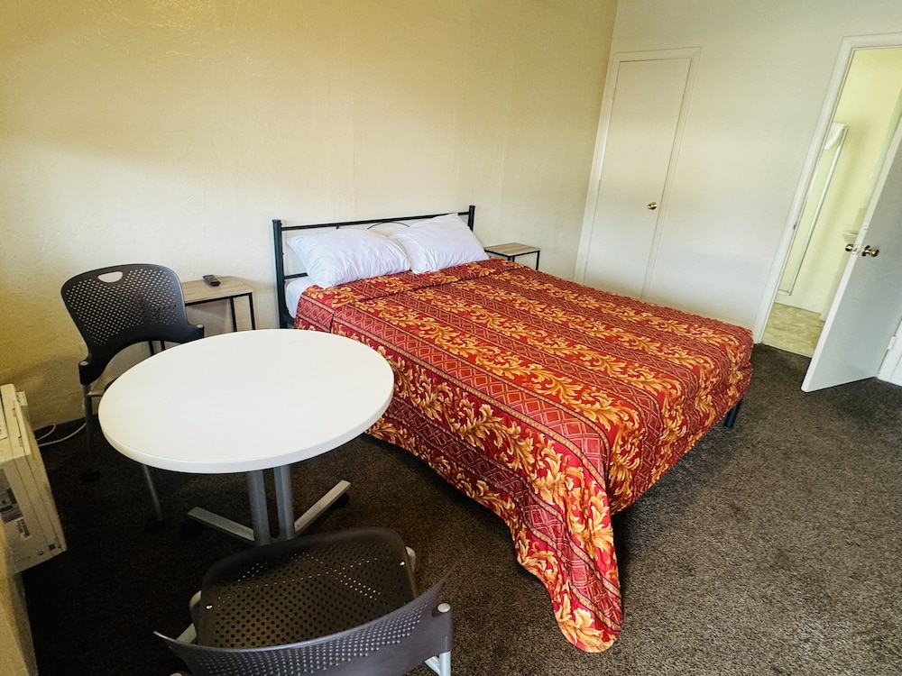 The Oaks Motel 3/10