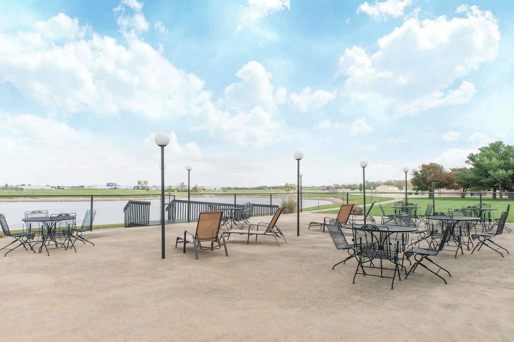 Ramada by Wyndham Springfield North 14/18