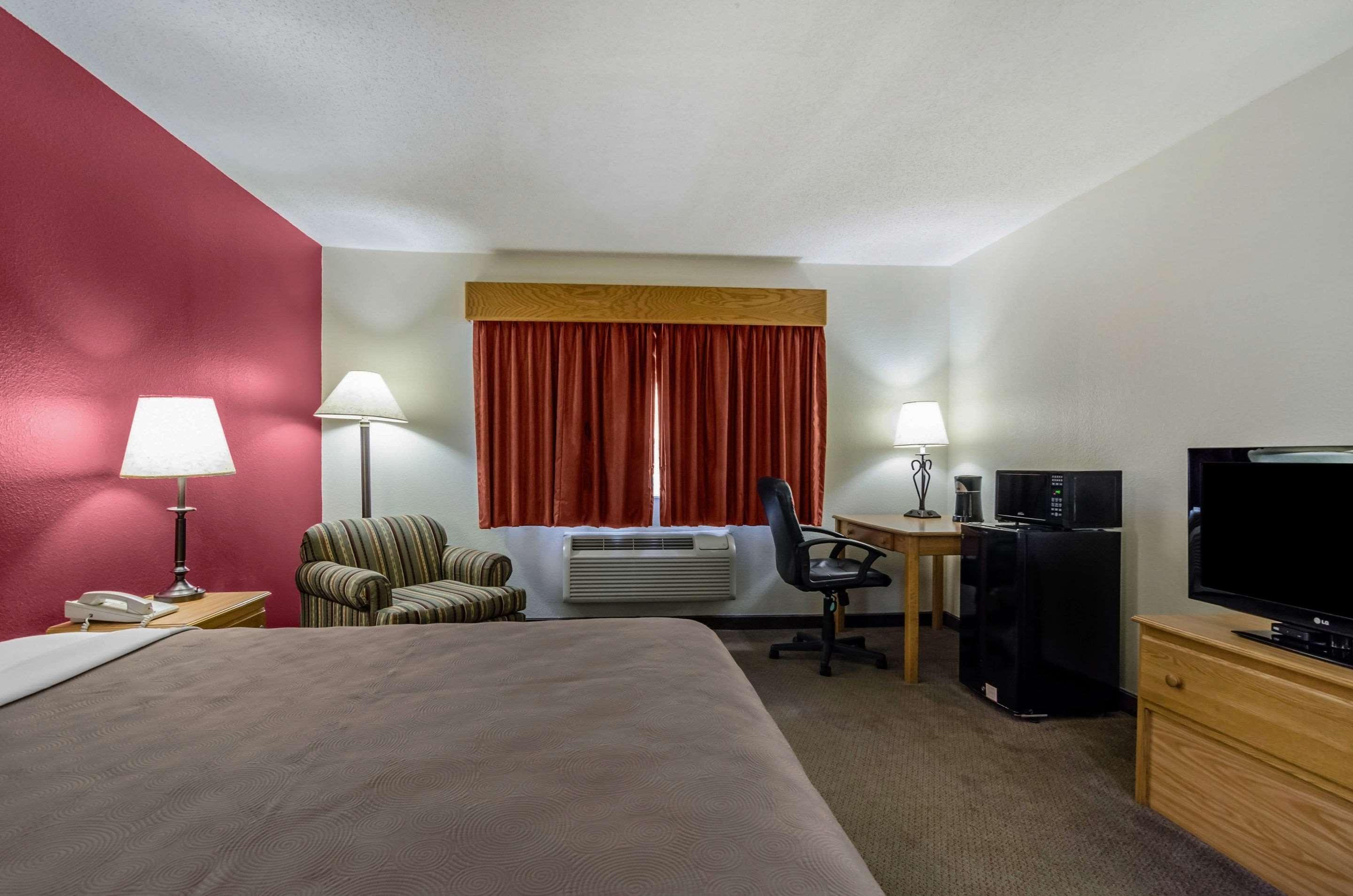 غرفة بسرير كينج، Rodeway Inn Hesston, KS 2/4