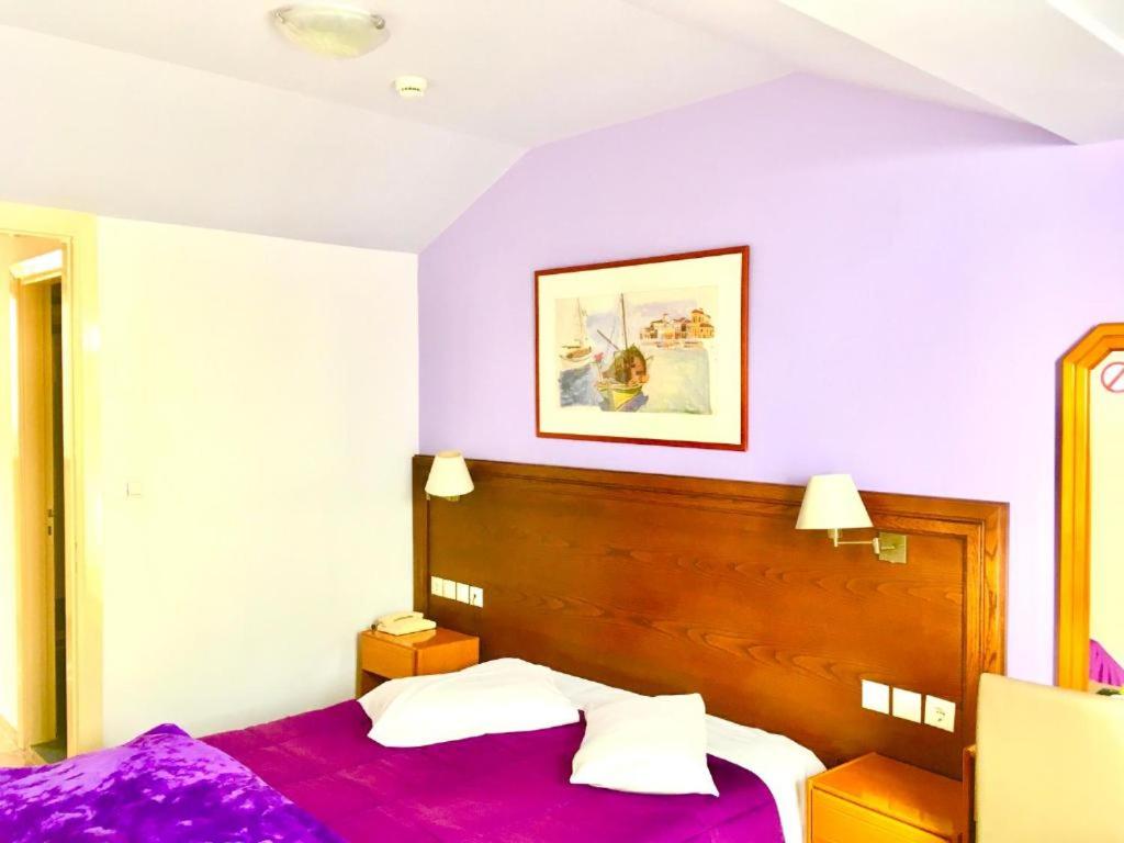 Deluxe, Double Bed, Lateral Side Sea View