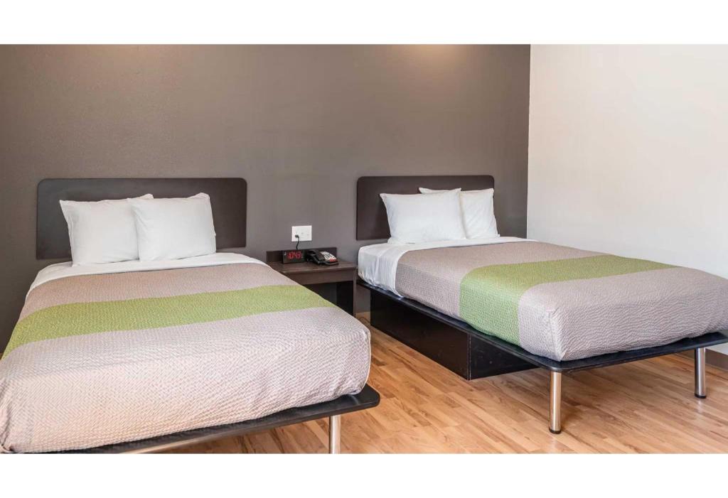 2 Full Beds - Non-Smoking, Kitchen