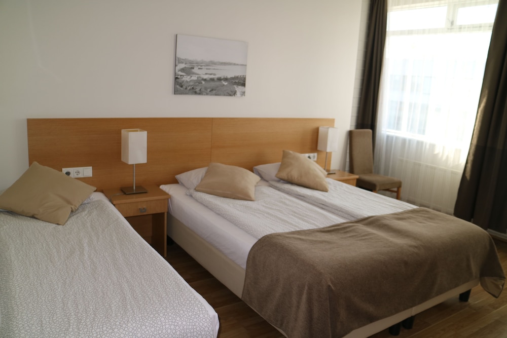 Arctic Comfort Hotel 12/50