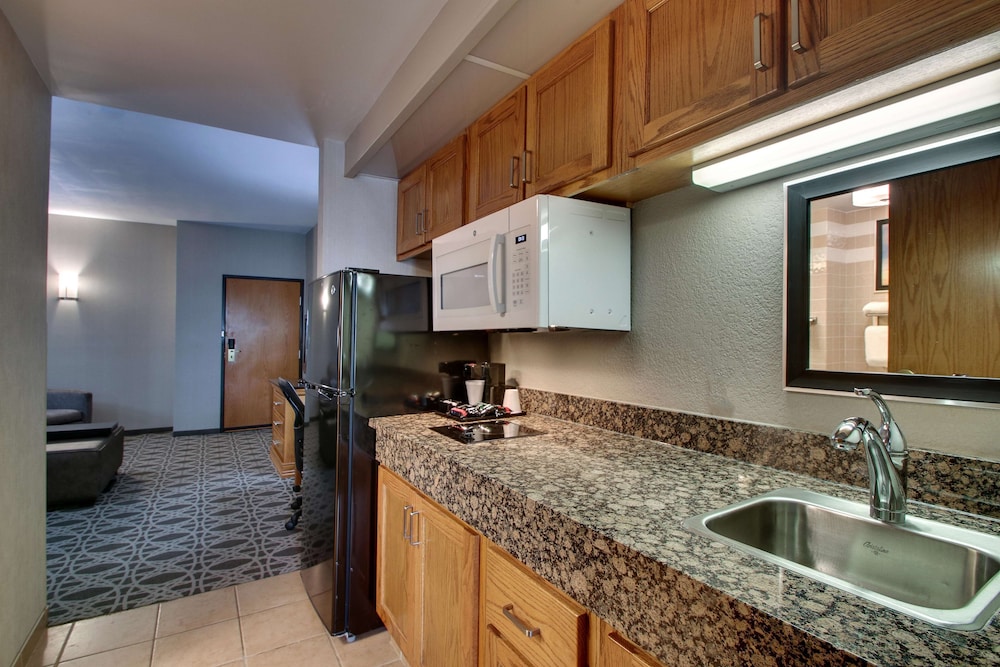 جناح بسرير كينج بغرفتين مع أريكة بمطبخ في طابق مرتفع، Drury Inn and Suites Albuquerque North 4/5