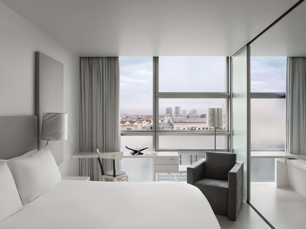 CLASSIC, QUEEN BED, FERRIS WHEEL VIEW