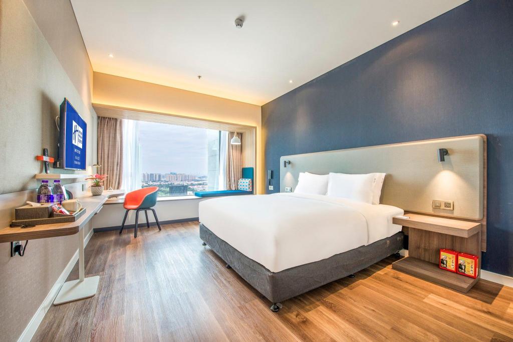 Standard, King Bed, Golf Course View, Extra Floor Space