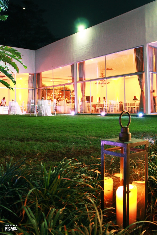 Contempo Hotel 43/49