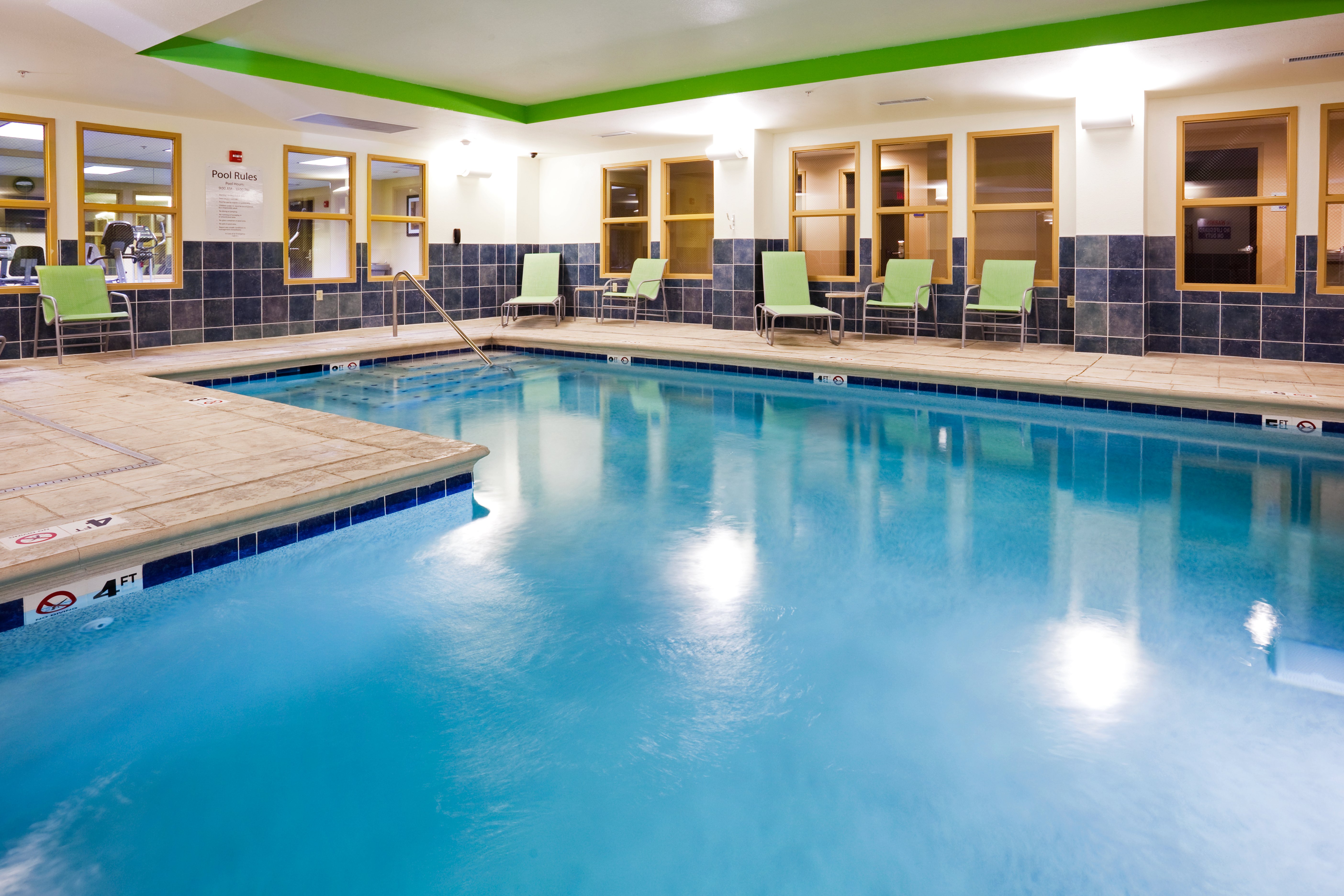 Holiday Inn Express Hotel Suites Newport South 74/79