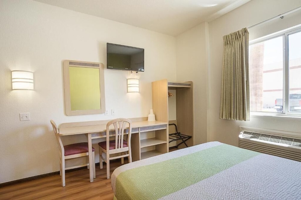 Motel 6 Lake Havasu City Lakeside 18/34