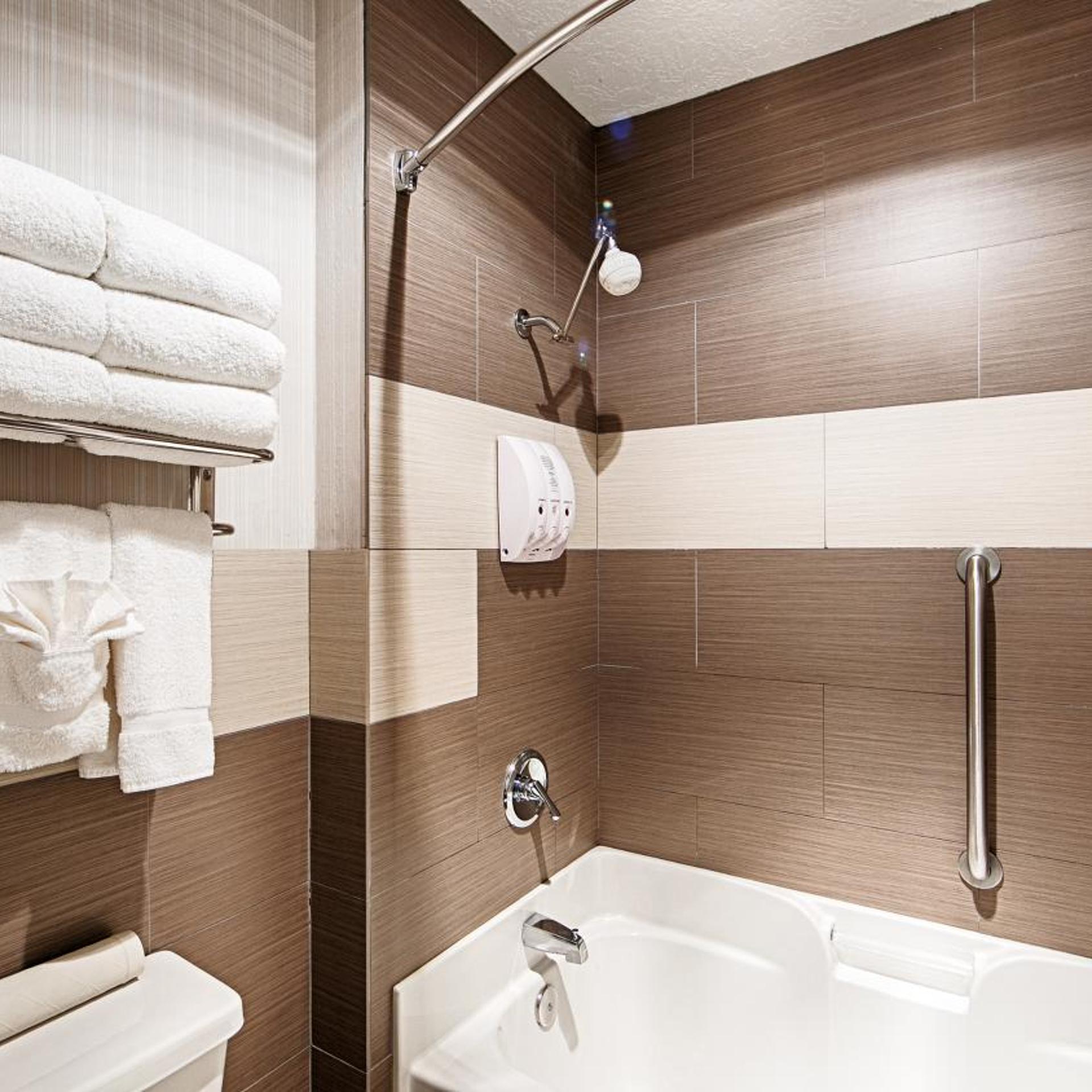 Suite, King Bed, Balcony, Corner