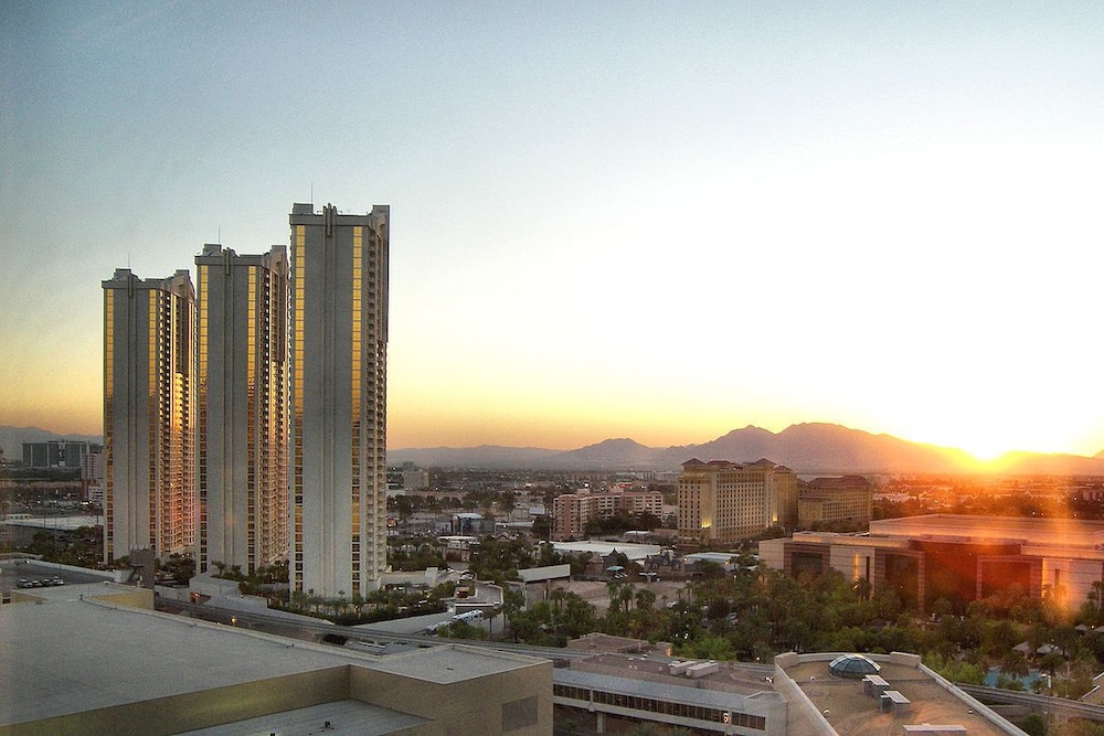 Jet Luxury Resorts @ The Signature Condo Hotel 58/69