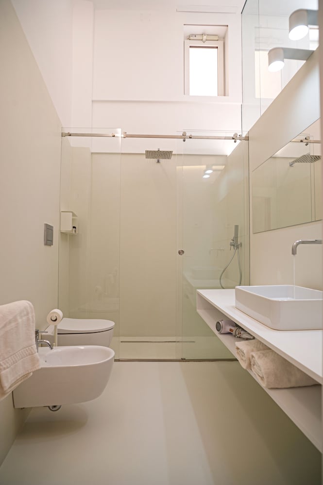 Five Place Design Suite & Apartments 52/58