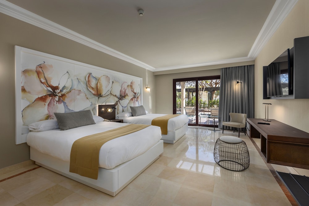 Unique, Premium, 2 Queen Beds, Pool View