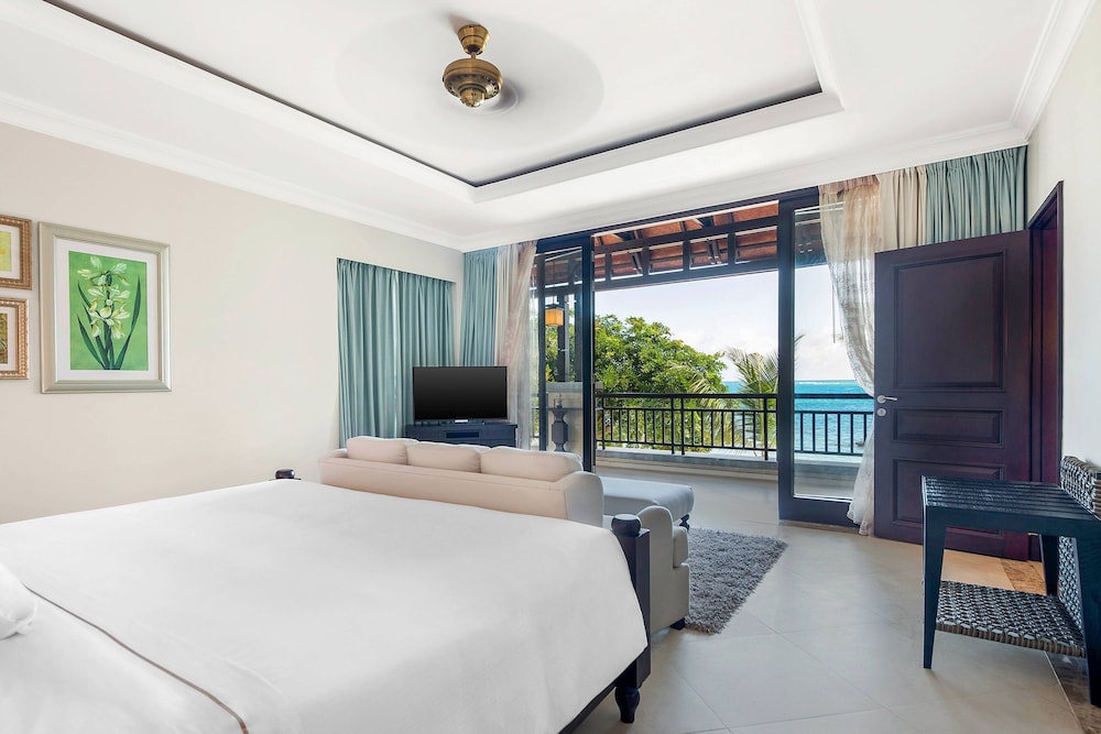 Suite, King Bed, Beach Front, Sofa