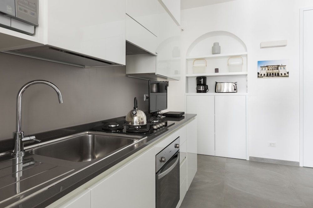 Rome Accommodation - Villa Borghese 20/20