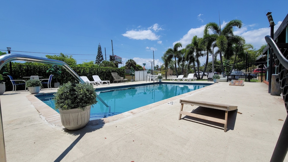 Sunny Palms Inn 27/31