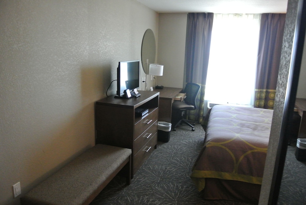 Home Inn and Suites Lloydminster 32/50