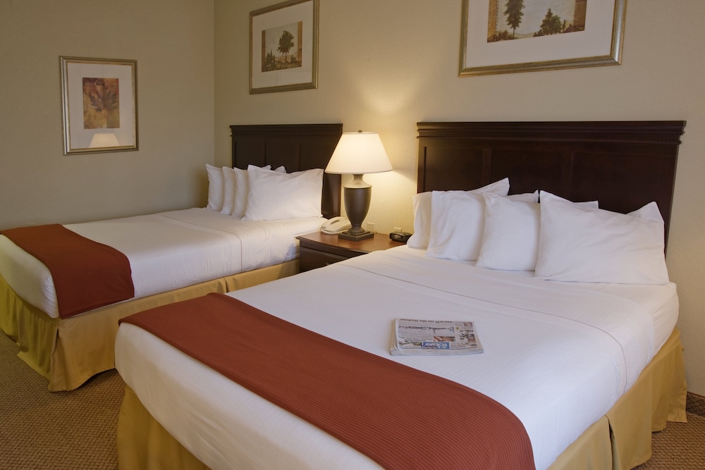 Holiday Inn Express and Suites Lucedale Hotel 25/76