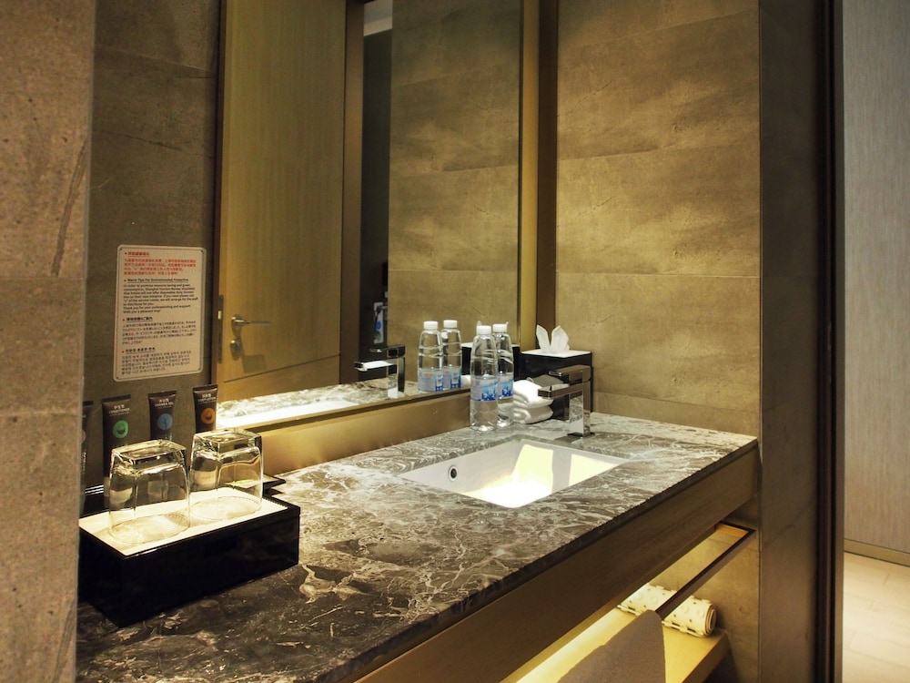 NOVOTEL SHANGHAI CLOVER 73/73