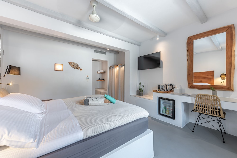 Paros Comfy Suites 11/50