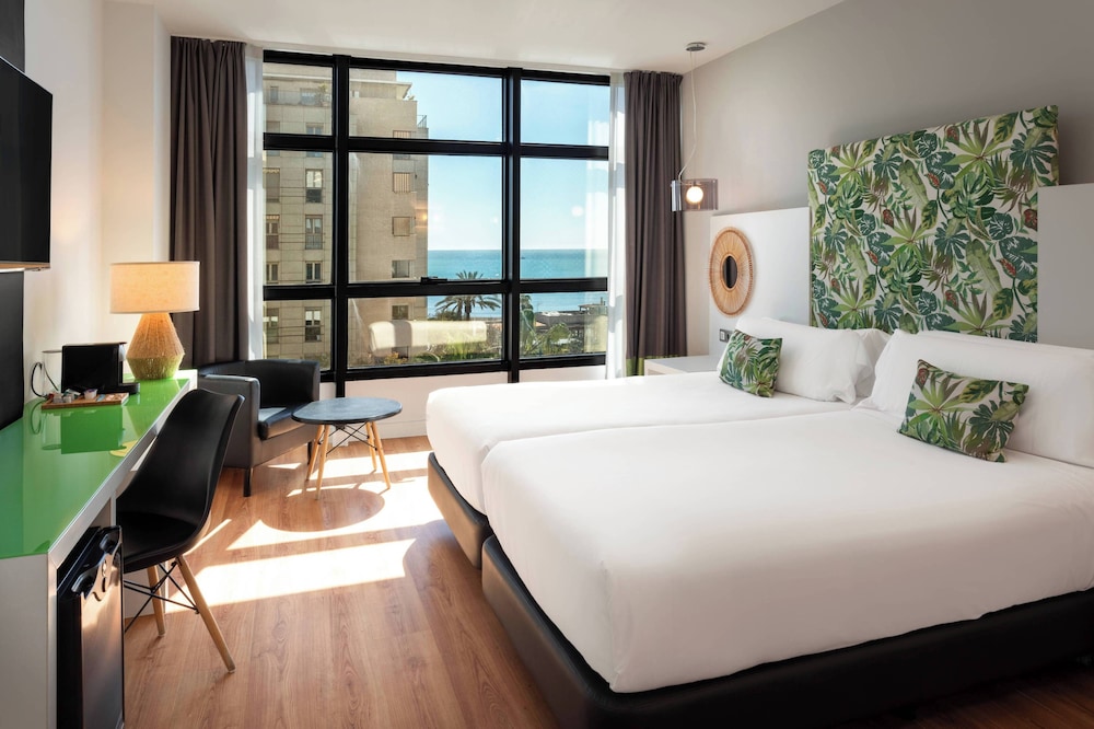 غرفة بسرير مزدوج بإطلالة