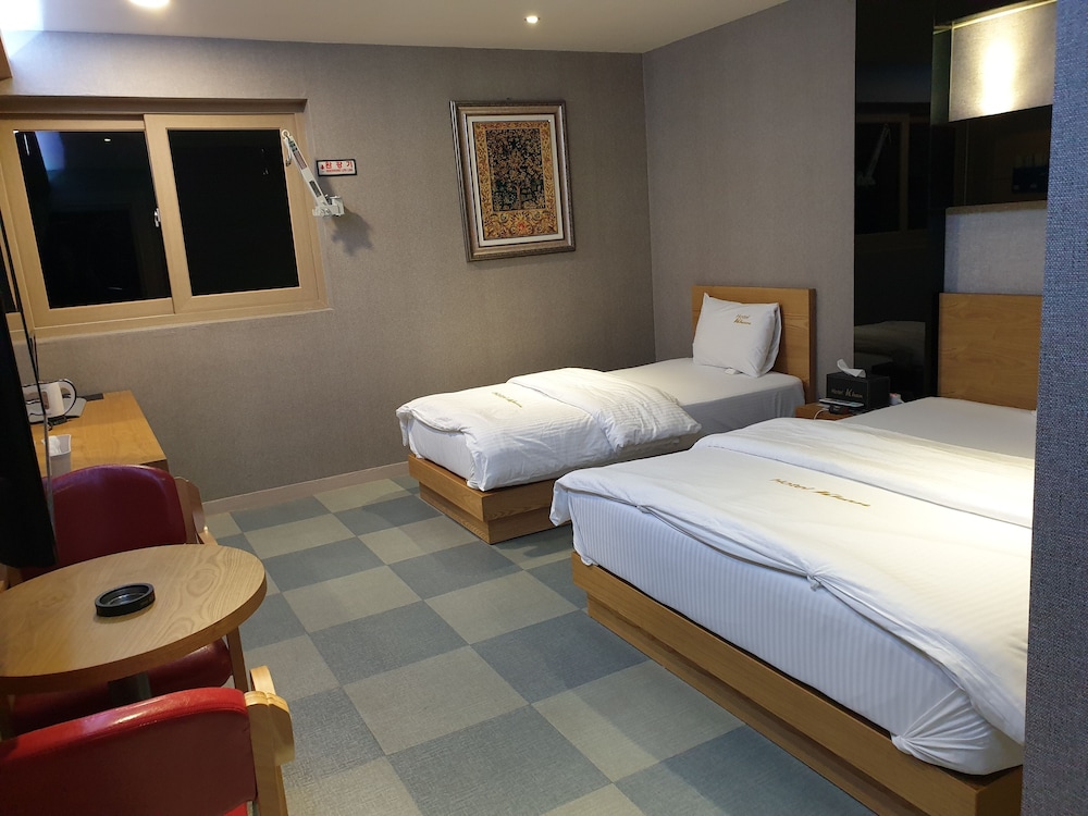 BUSINESS, TWIN BEDS