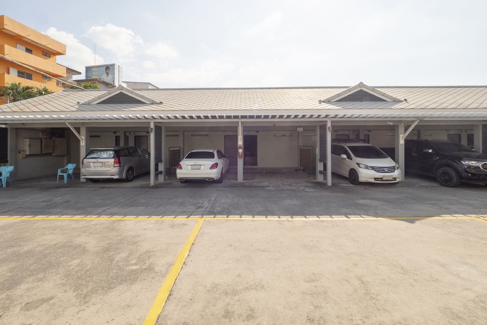 OYO 75382 Chonburi Hotel 34/42