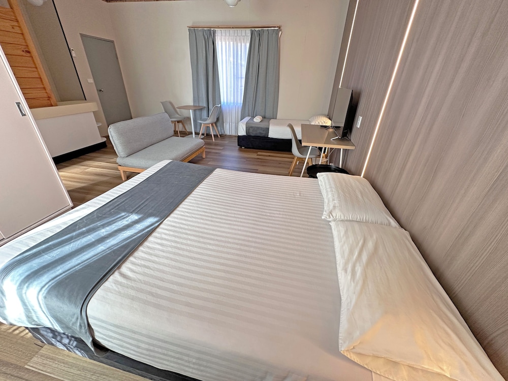 Deluxe, Studio, 1 Queen and 1 Single Bed