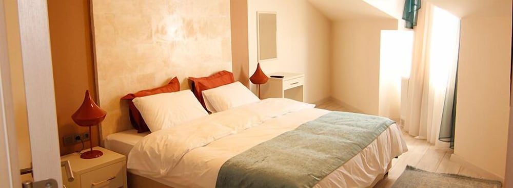 1 BEDROOM, BUSINESS, APARTMENT