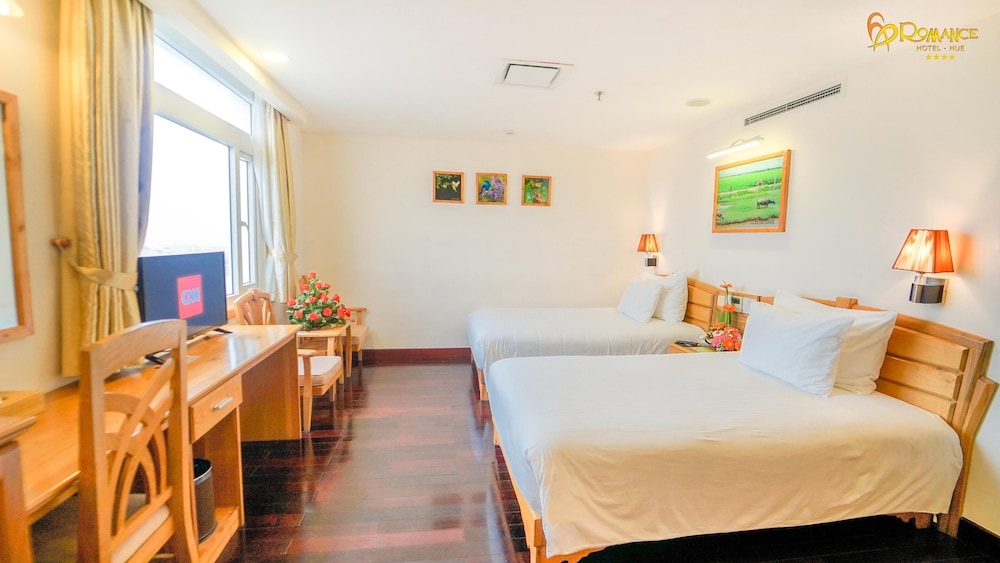 DELUXE, DOUBLE OR TWIN BED