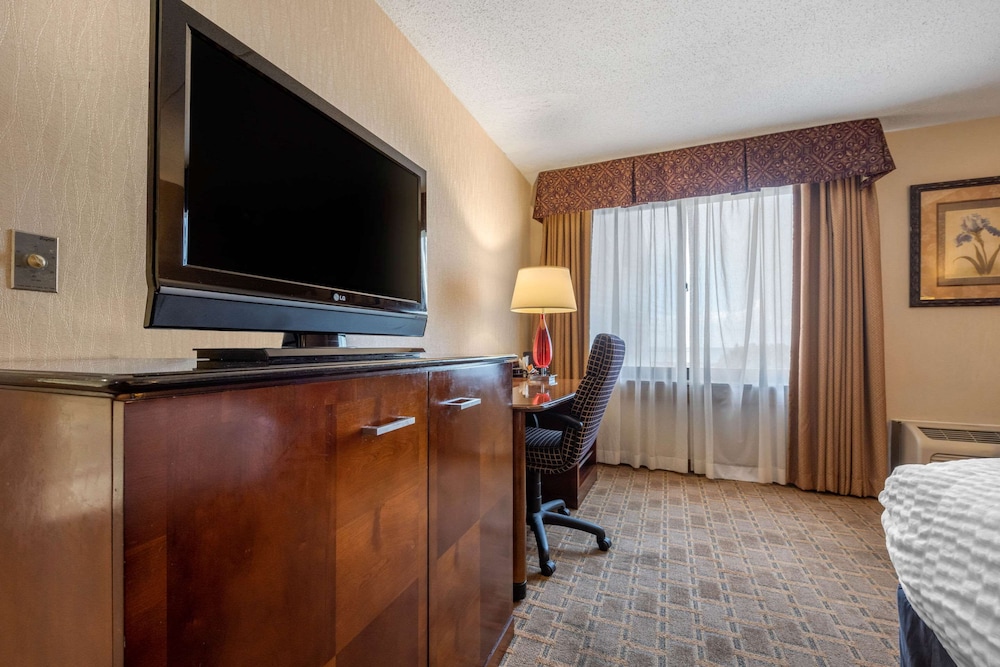 Clarion Hotel Conference Center On Lake Erie 35/43