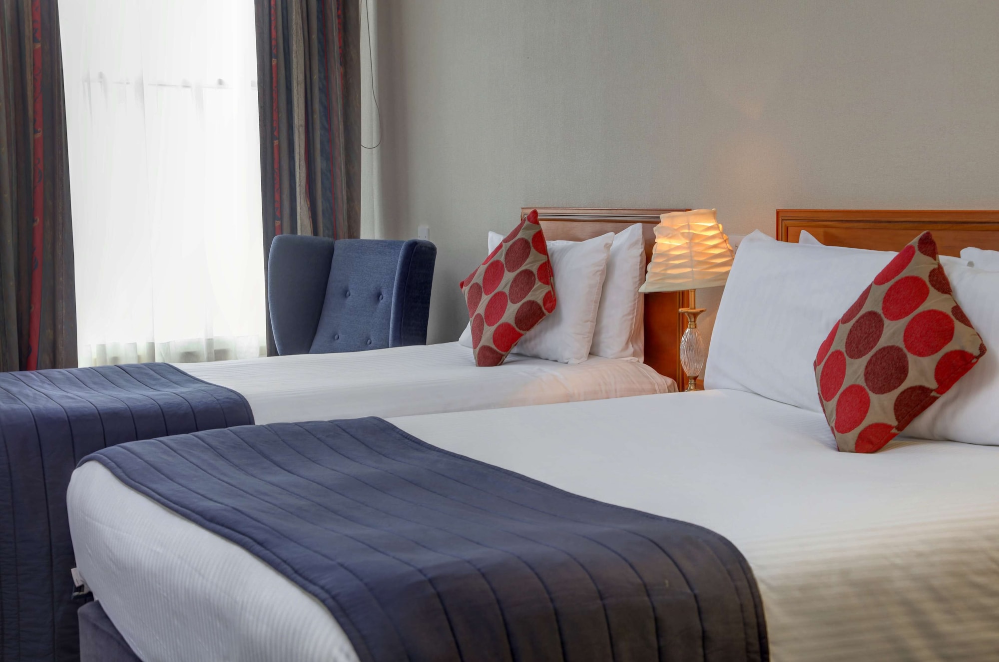Connecting, Standard, 1 Double and 3 Single Beds