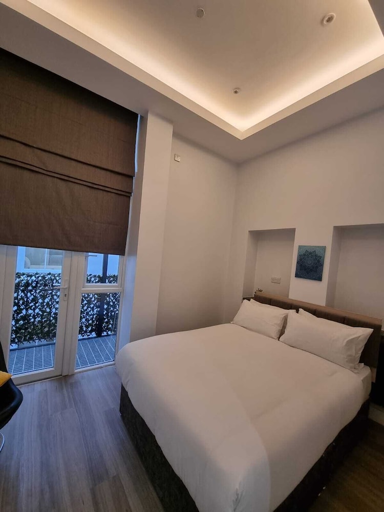 HYDE PARK SUITES 19/55