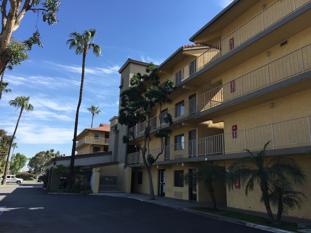 Days Inn by Wyndham Buena Park 8/34