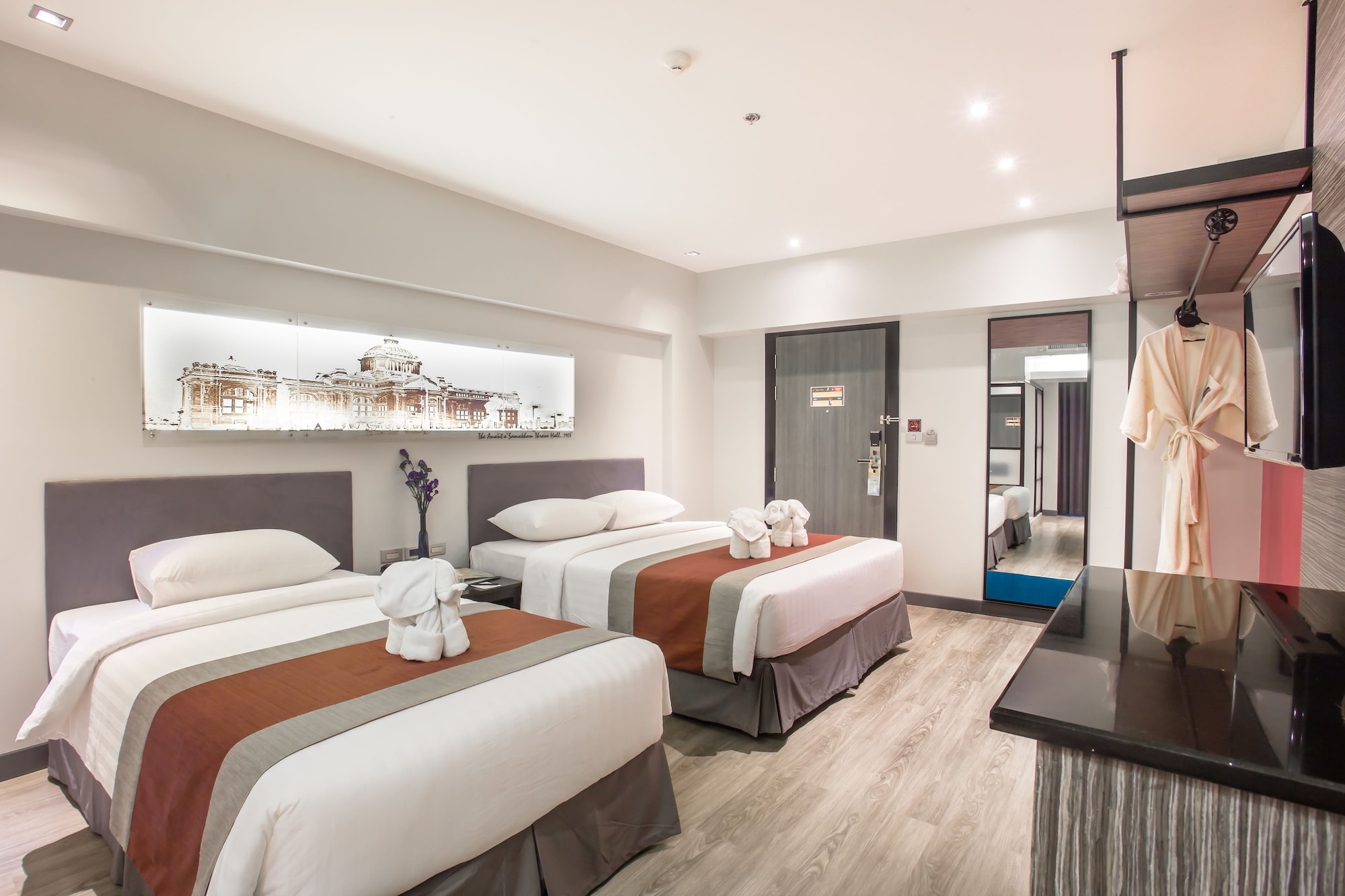 Canal, Deluxe, Triple, 1 Queen and 1 Single Bed