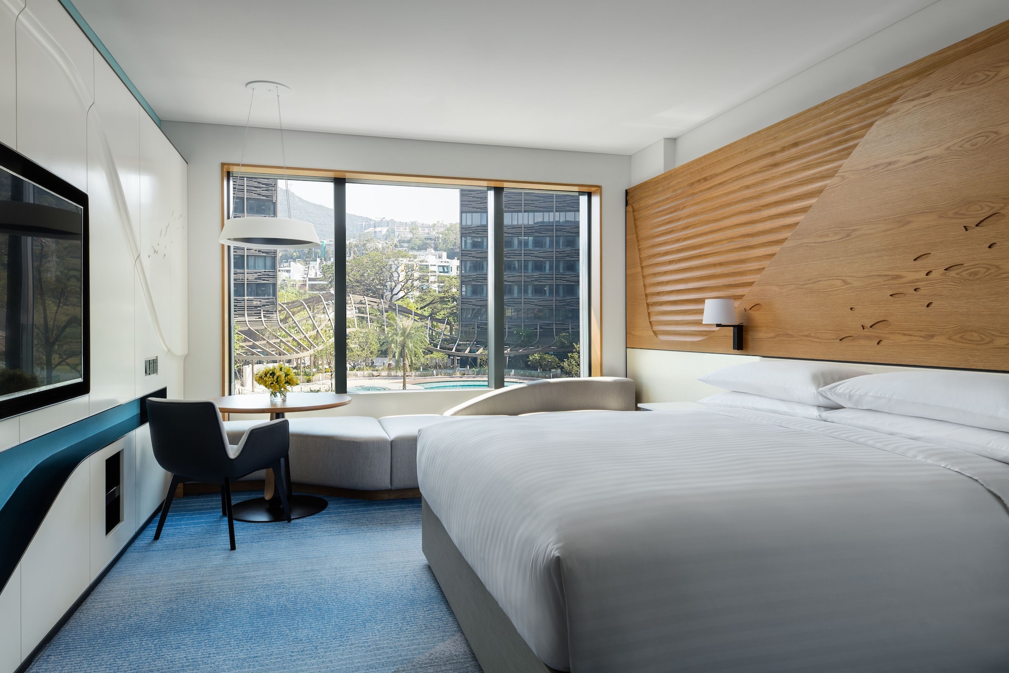 ROOM, KING BED, POOL VIEW