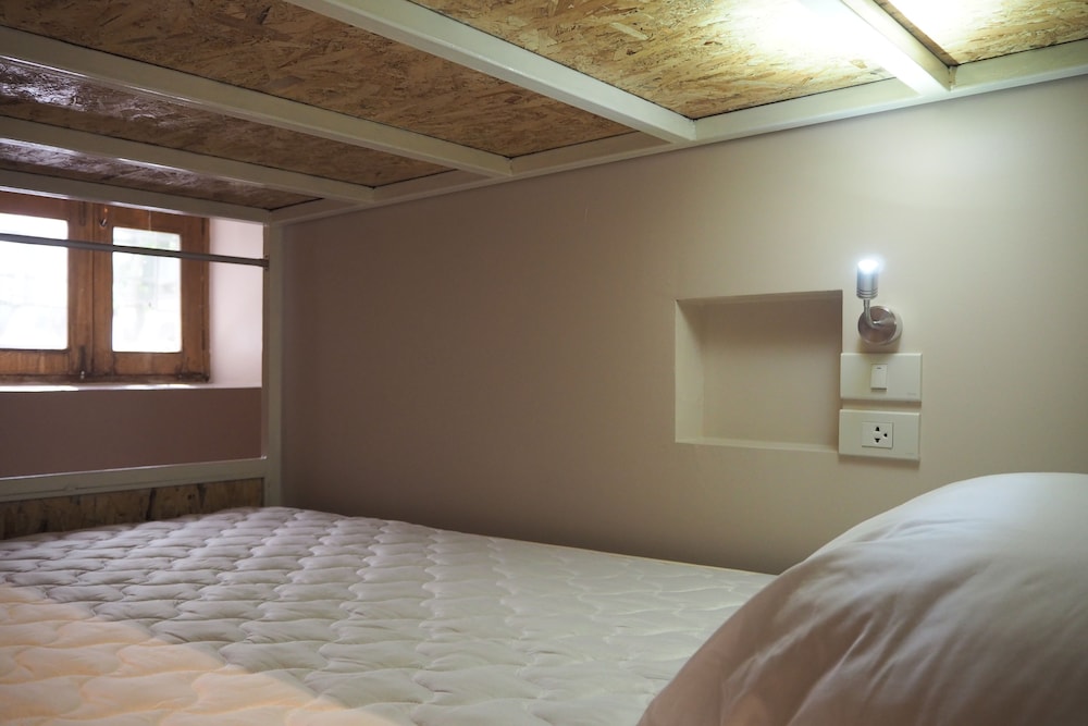 MALE DORM, 12 PEOPLE