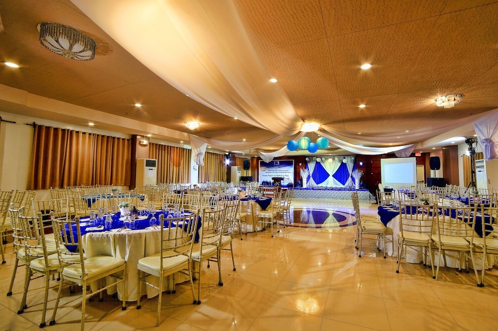 Ninong's Hotel 38/41