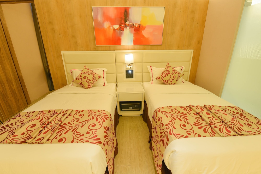 Red Hotel Cubao 25/64