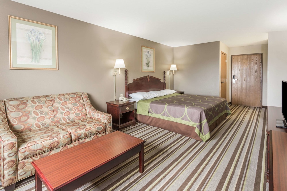 Super 8 by Wyndham Yorkville 10/16