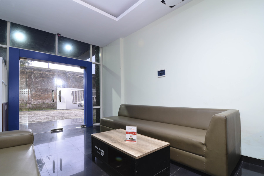 Reddoorz Plus Near Museum Keraton Surakarta 12/16