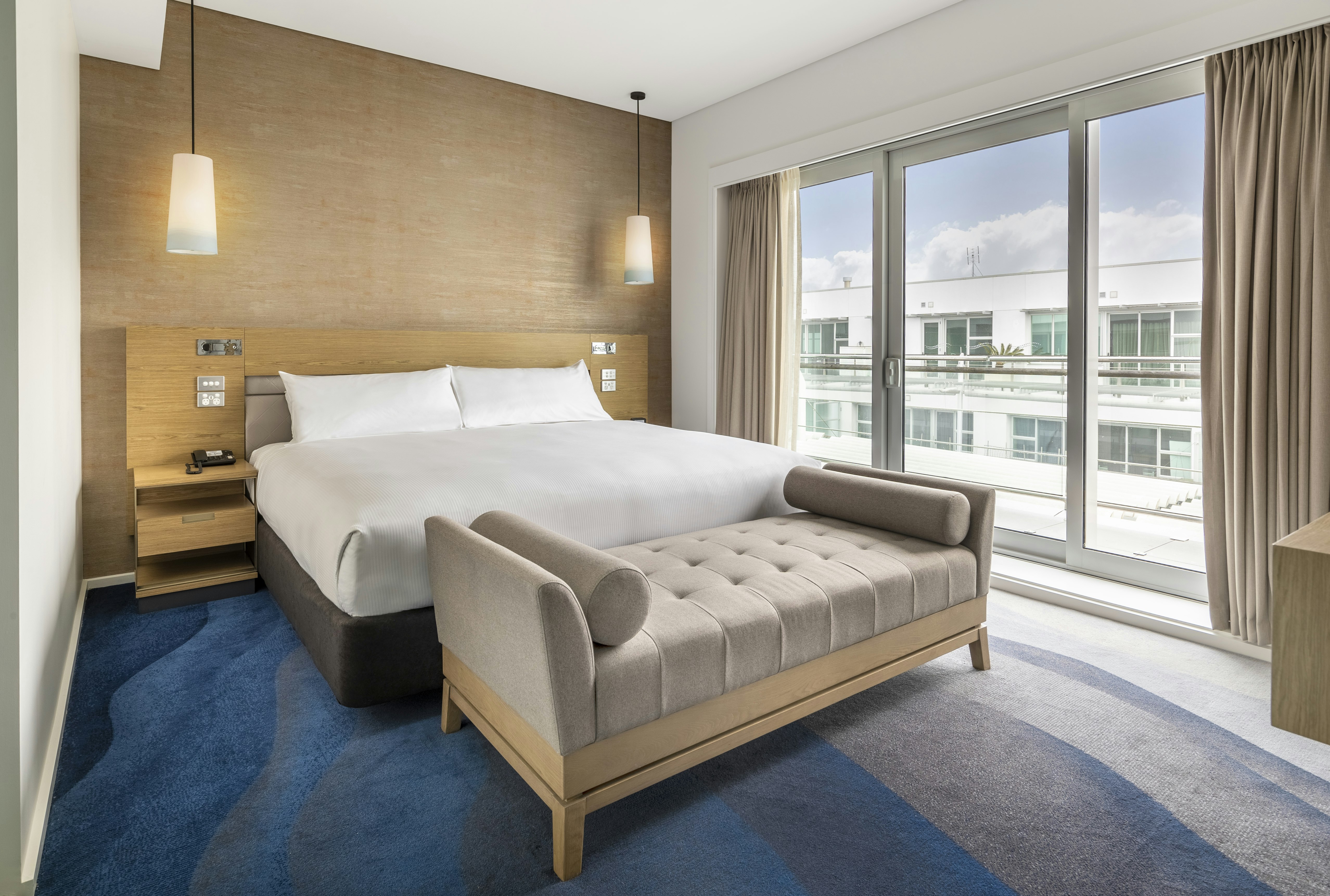 PLUS, DELUXE, KING BED